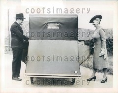 1943 WWII Era England Couple With Auto Made From Bicycle Parts Press Photo_57.JPG