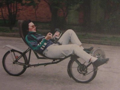 Skruzdelite devushka na lezachem velo.jpg
