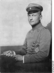 Bundesarchiv_Bild_183-R18508,_Manfred_v._Richthofen.jpg
